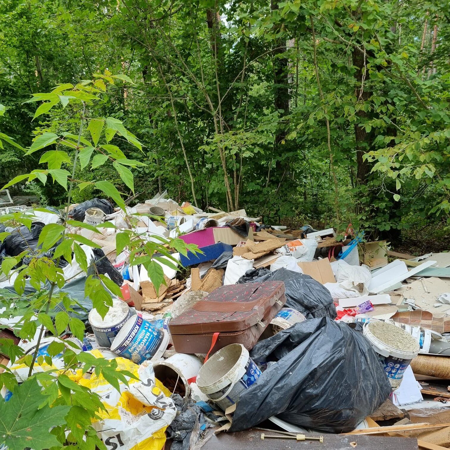Miškų teršėjai neišsisuks – Valstybinių miškų urėdija stiprina miškų apsaugą nuo šiukšlintojų