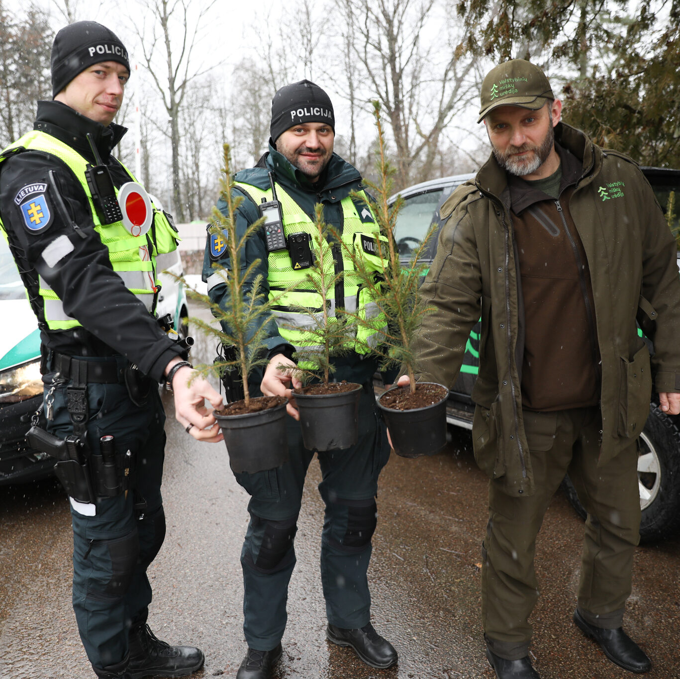 Miškininkai kartu su policijos pareigūnais dovanos kalėdinius medelius – skelbiama prevencinė akcija „Eglutė“