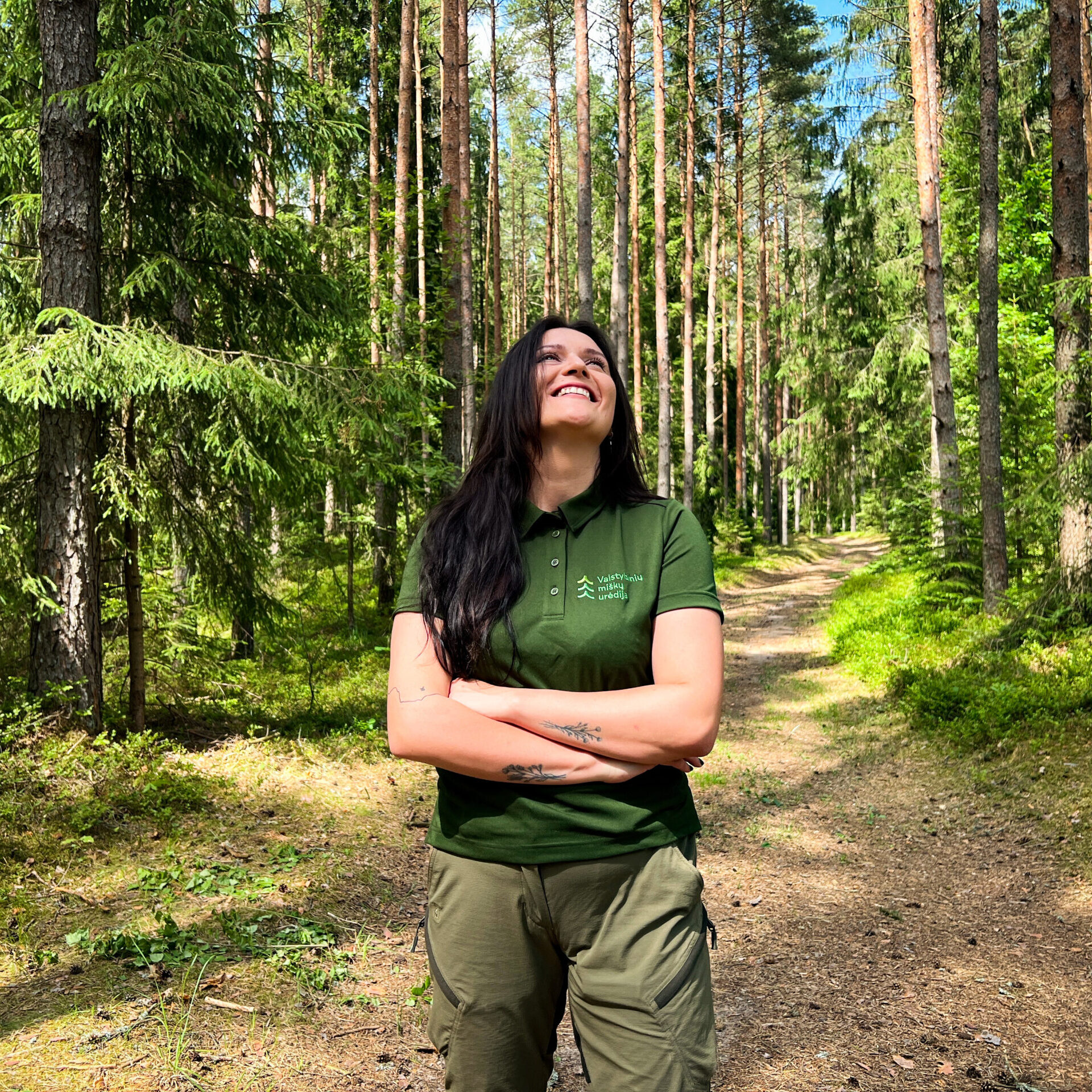 Jauniausia Valstybinių miškų urėdijoje dirbanti miško apsaugos specialistė Justė: apie pirmąsias patirtis ir nuotykius miške, vertybes bei raktą į jauno žmogaus pasaulį