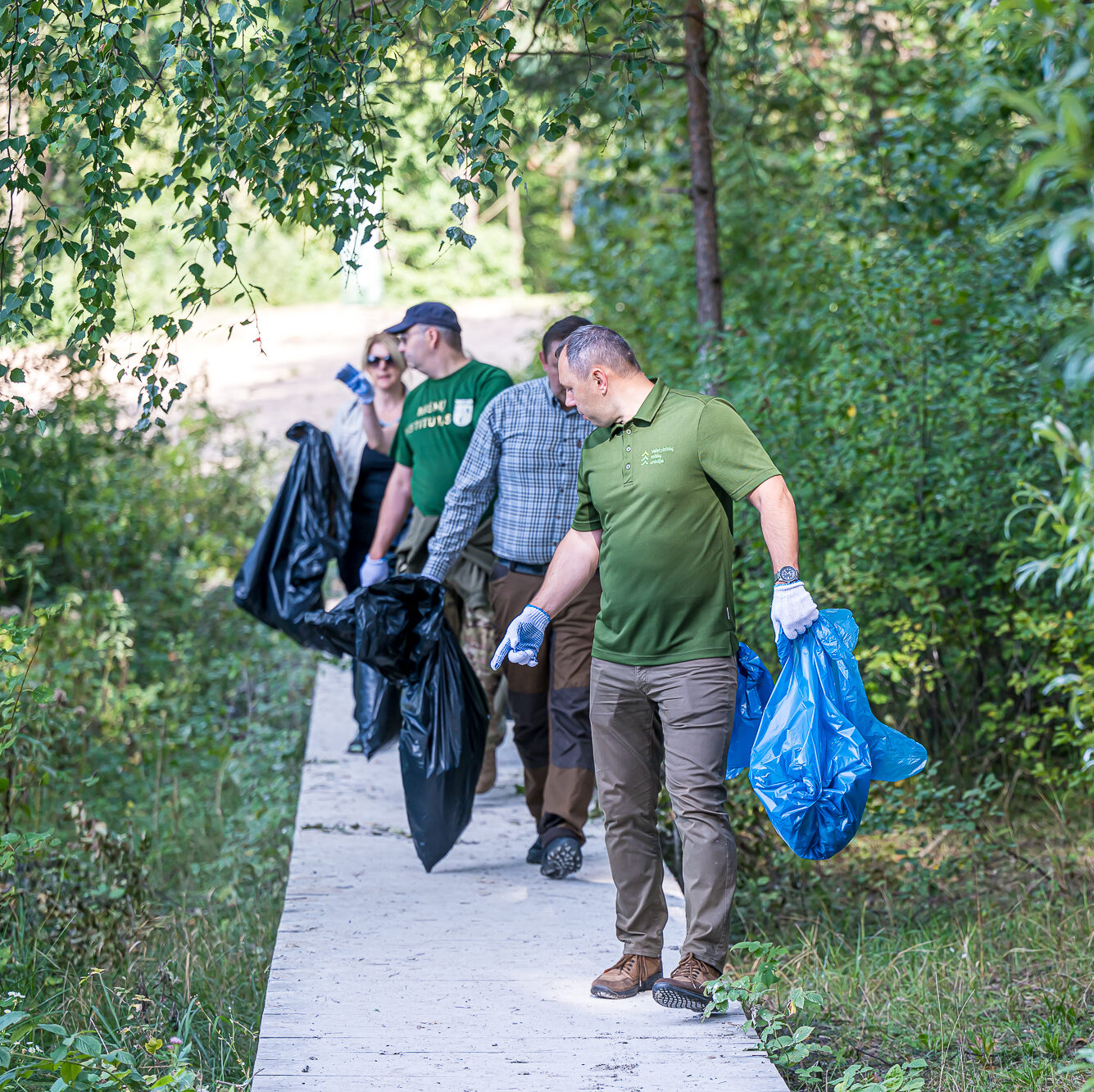 Piliečiai visoje Lietuvoje būrėsi į miškų švarinimo talkas – jau trečią kartą vyko miškininkų organizuojama „Miško kuopa“