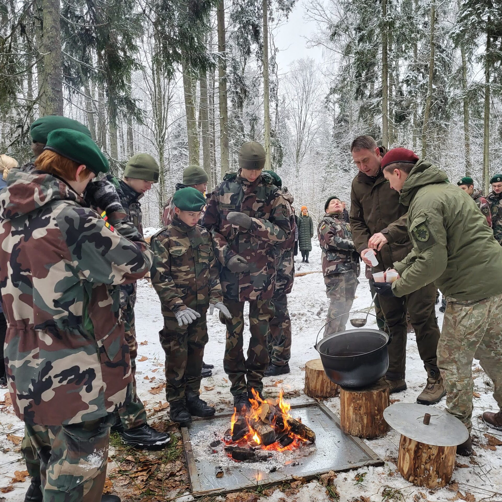 VMU atnaujino partizanų žeminę Pagramančio miške