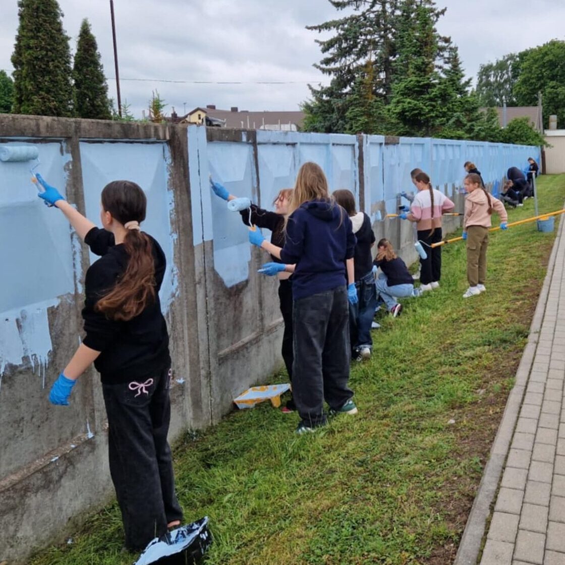 Kretingoje miesto sieną puoš miškininkų ir vietos bendruomenės meninė instaliacija „Ateities miškas“