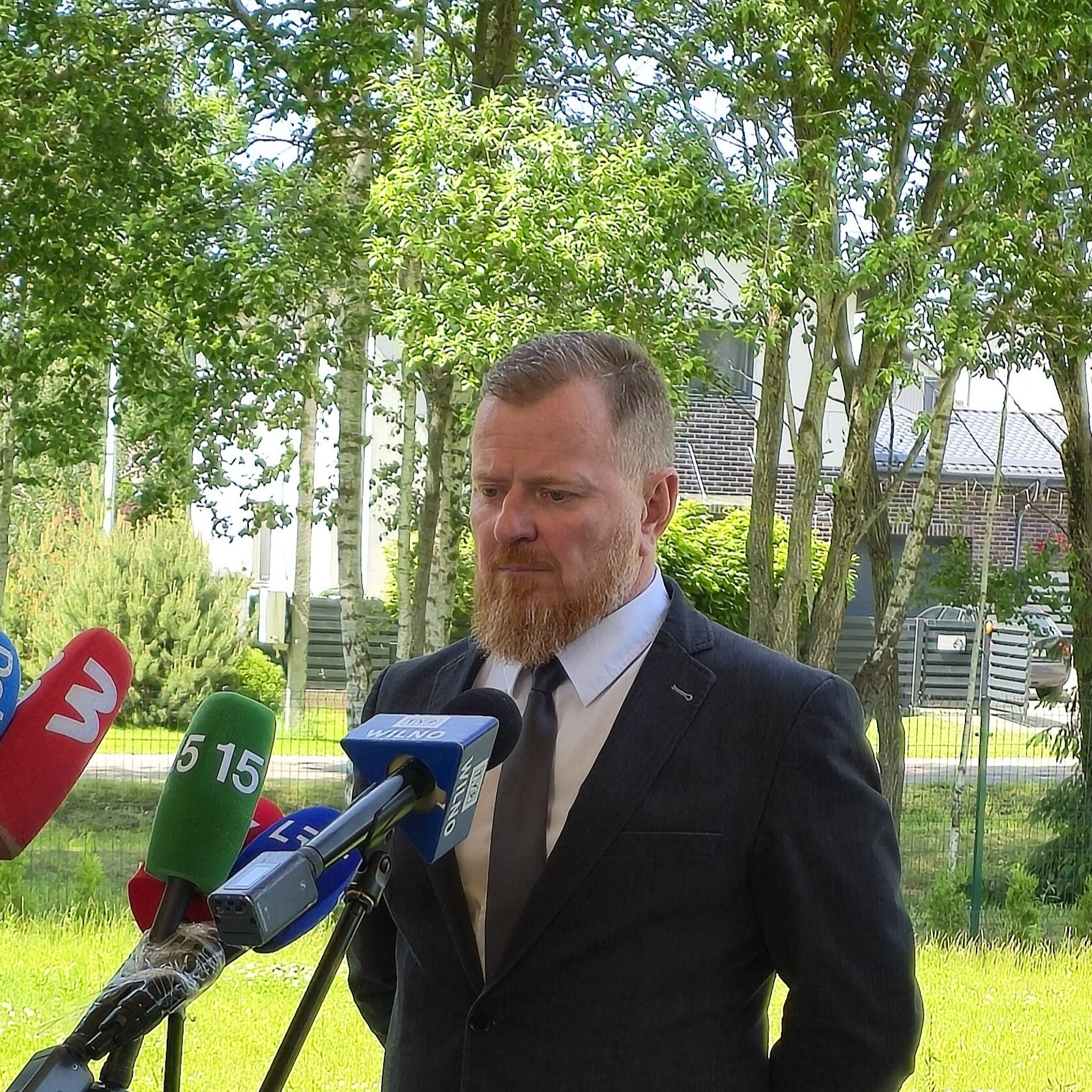 Institucijos pristatė veiksmų planą dėl Vilniaus apylinkėse klaidžiojančio rudojo lokio 