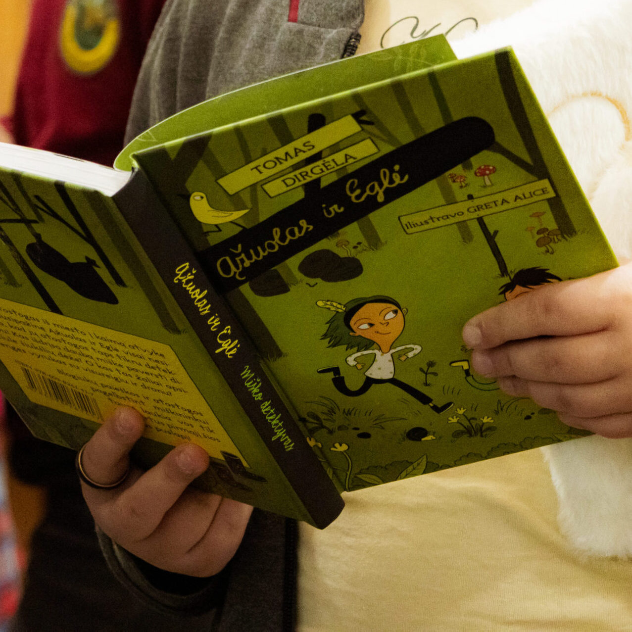 Miško detektyvas Kretingoje – moksleiviams pristatyta Tomo Dirgėlos knyga „Ąžuolas ir Eglė“