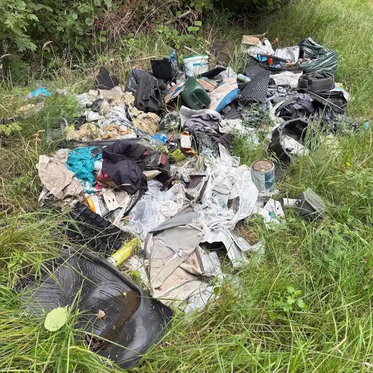 Šiukšlių kelionė per tris rajonus baigėsi Gedinčių miške