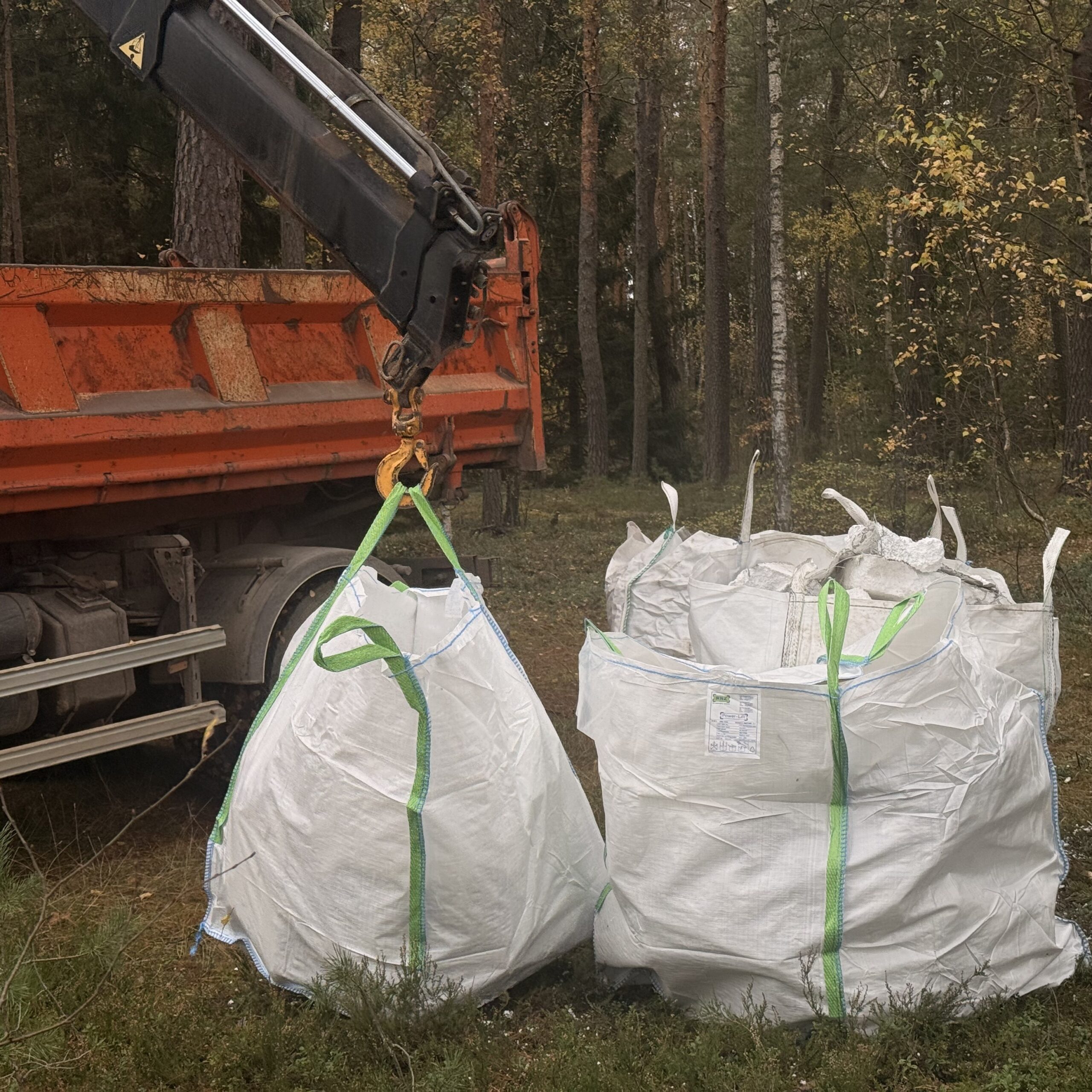 R. Jonaičio miške aptiktos atliekos surinktos: miškininkams tokių vietų tvarkymas tapo kasdienybe
