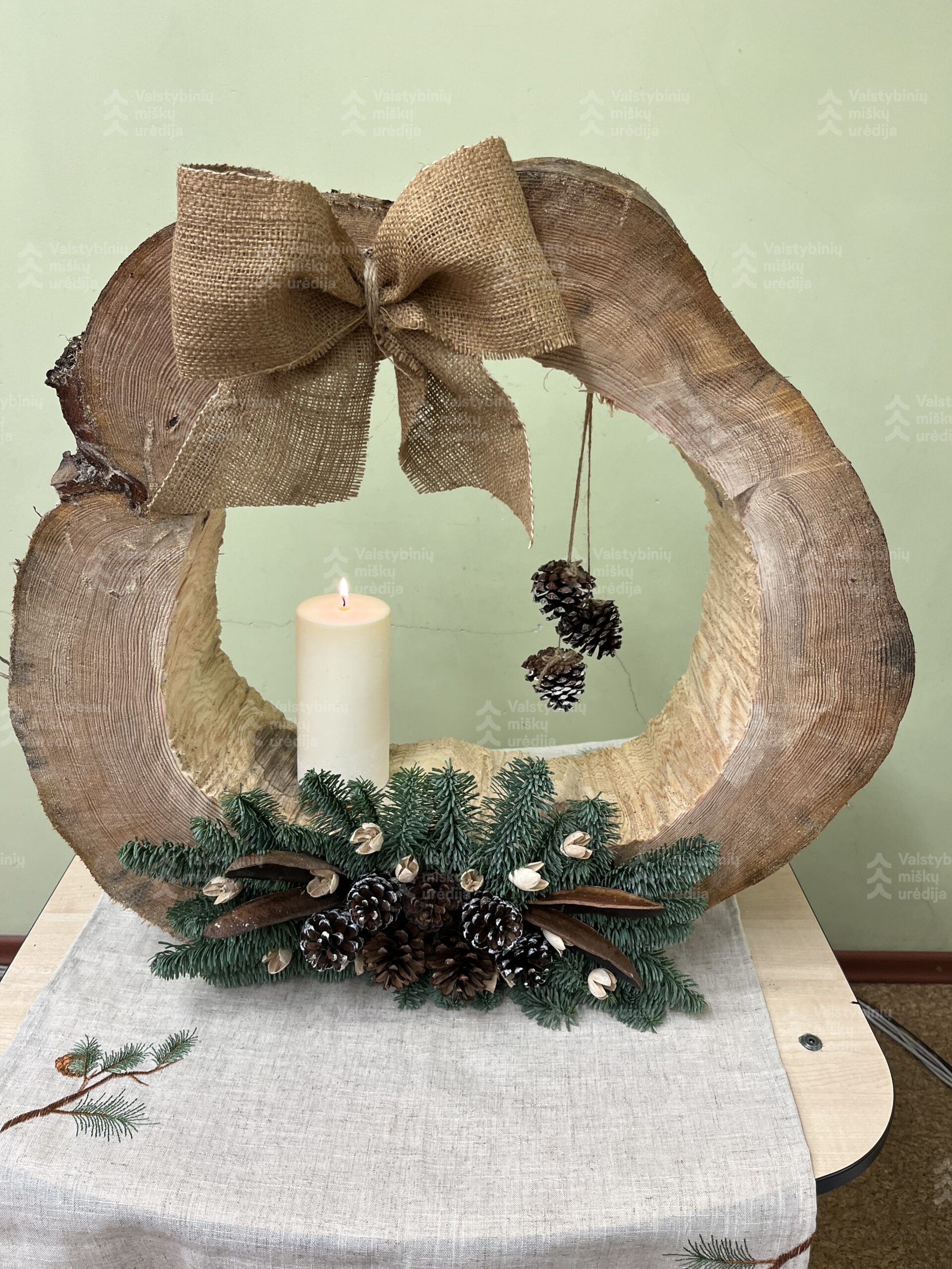 Jaunųjų miško bičiulių kalėdinių puokščių konkursas „Mišku kvepiančios Kalėdos“